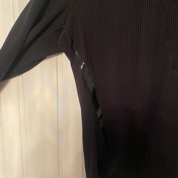 SOLD Lulu cropped reflective long sleeve - Picture 4 of 5